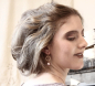 Preview: Porträt einer Frau mit den ‚Blossom Allure‘-Ohrringen von Doll Up Sister – roségoldplattierter Ohrschmuck mit Perle Preview: Porträt einer Frau mit den ‚Blossom Allure‘-Ohrringen von Doll Up Sister – roségoldplattierter Ohrschmuck mit Perle