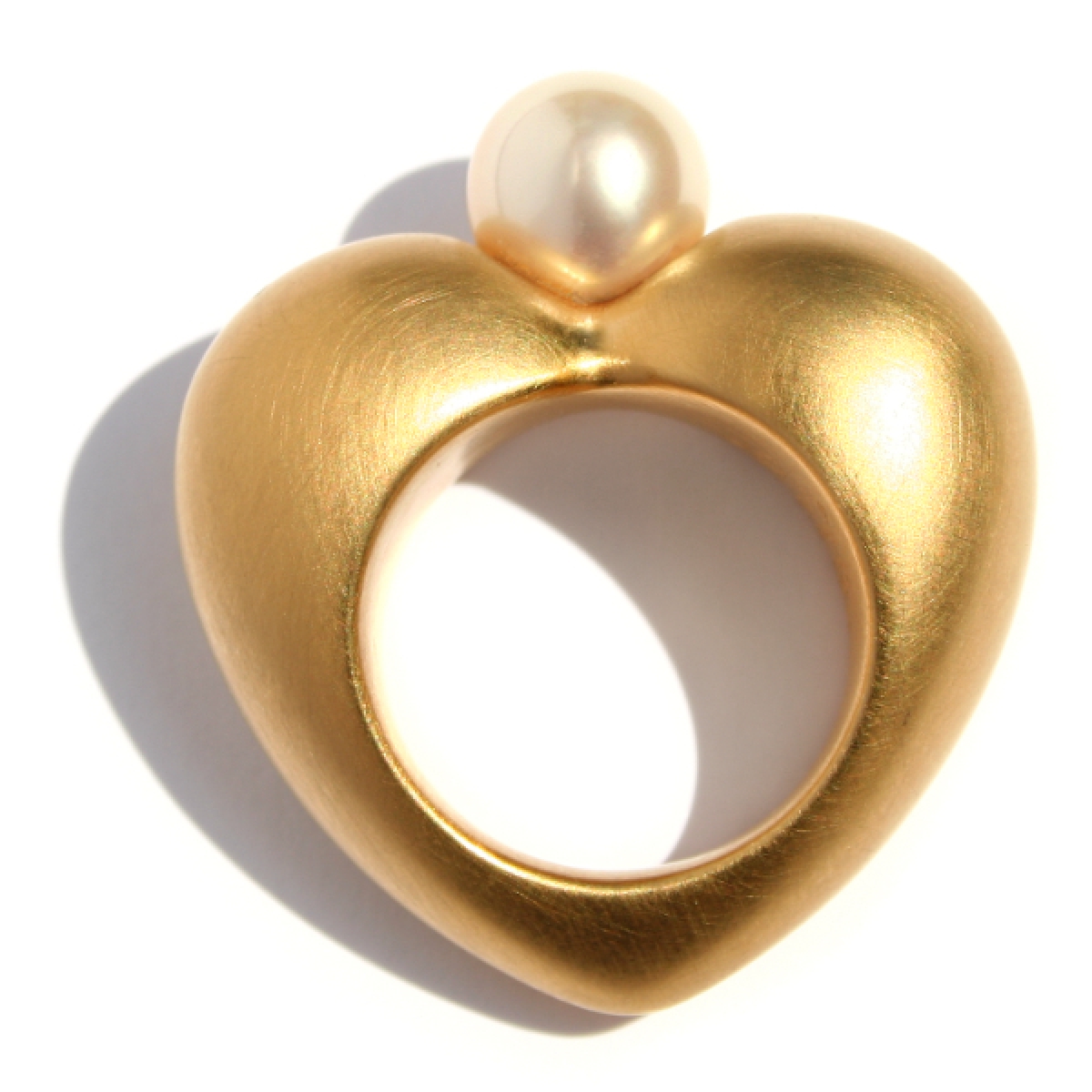 Herzring aus 750 Gelbgold mit weißer Zuchtperle – ein moderner Designklassiker von AMALA. Herzring aus 750 Gelbgold mit weißer Zuchtperle – ein moderner Designklassiker von AMALA.