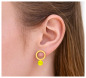 Preview: Ohrring von AMALA Doll Up Sister mit goldenem Ring und gelber Neonperle, getragen am Ohr.