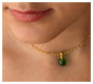 Preview: Am Modell getragenes Sarah-Collier von Doll Up Sister mit emeraldfarbener Hydroquarzkugel und 750er Goldauflage.