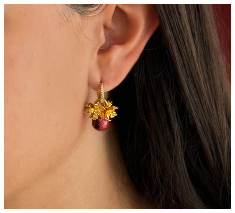 Modell mit „Cherry Bloom“ Ohrringen in Pink. Creolen mit Goldauflage und Hydroquarzkugel.