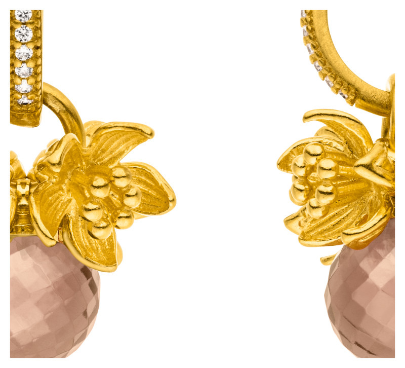 Preview: Detailansicht der Cherry Bloom Ohrringe mit Goldauflage und Hydroquarzkugel