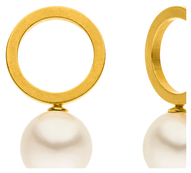 Preview: Detailansicht der Circle Ohrringe mit Goldauflage und Muschelkernperle