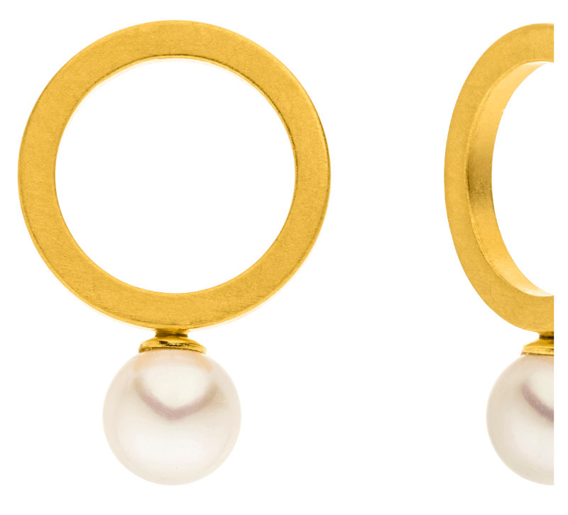 Preview: Detailansicht der Circle Ohrringemit Goldauflage und  Muschelkernperle
