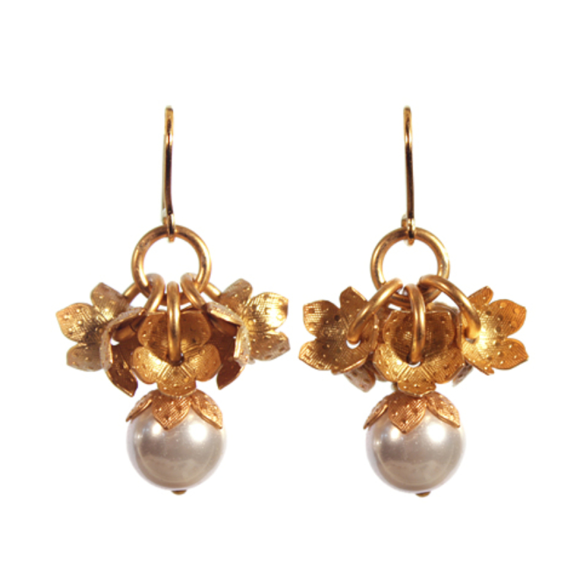 Pompadour Ohrringe, 18k Gelbgold-Plattierung, Perltropfen, Blüten-Design, von Doll Up Sister