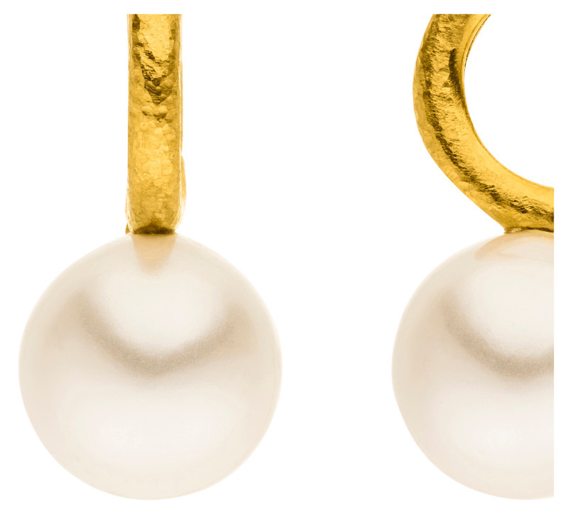 Preview: Detailansicht der Luna Ohrringe mit Goldauflage und Muschelkernperle