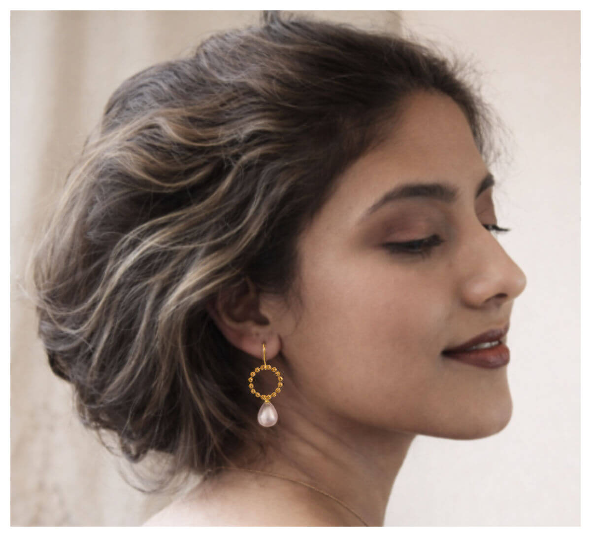 Preview: Porträt einer Frau mit den ‚Blossom Allure‘-Ohrringen von Doll Up Sister – roségoldplattierter Ohrschmuck mit Perle