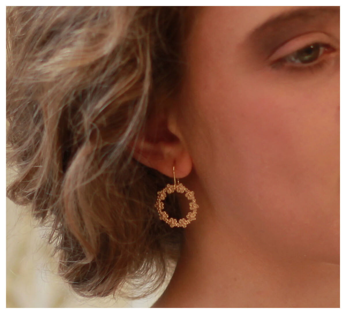 Preview: Ohransicht mit getragenem Ohrring „Pure Blossom“ mit 750er Goldauflage.