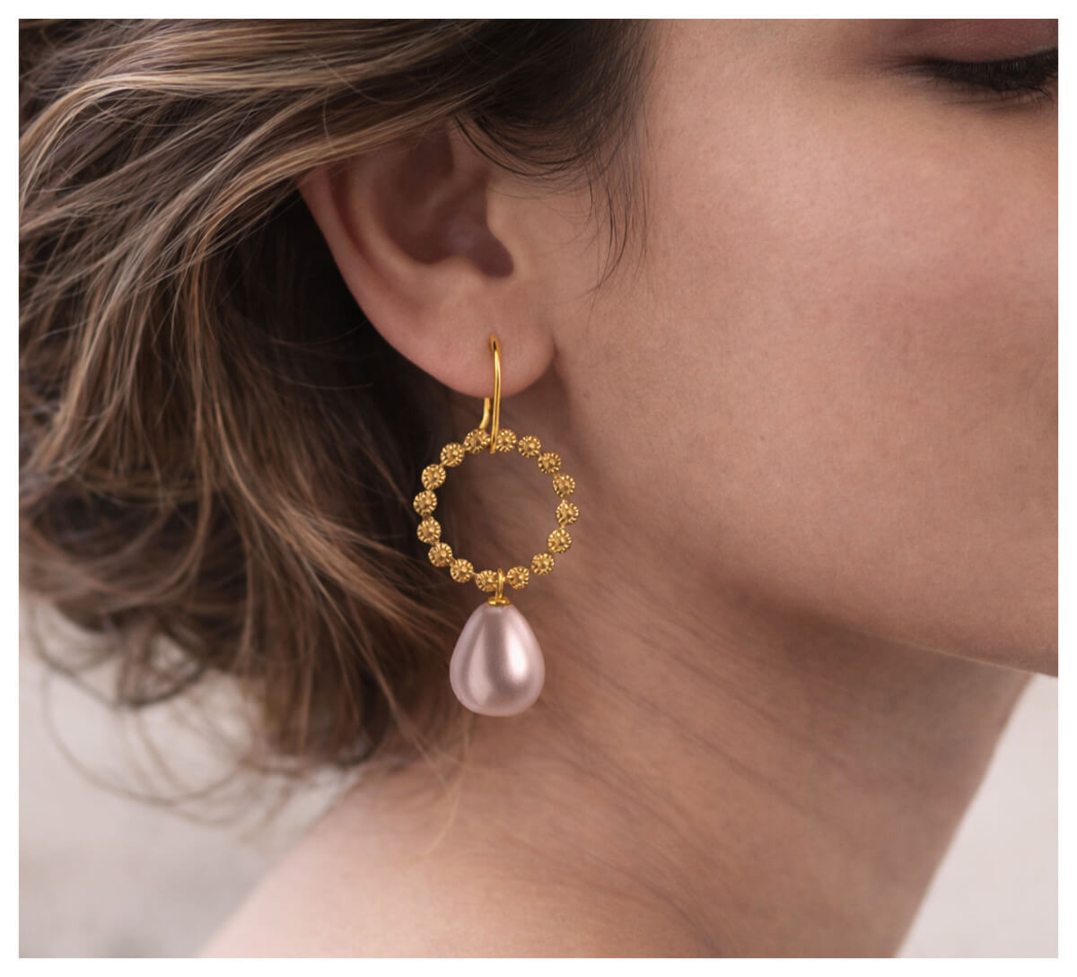 Preview: DOLL UP SISTER – BLOSSOM ALLURE Ohrhänger mit 750er Gelbgoldauflage und marsalafarbener Muschelkernperle, am Ohr getragen.