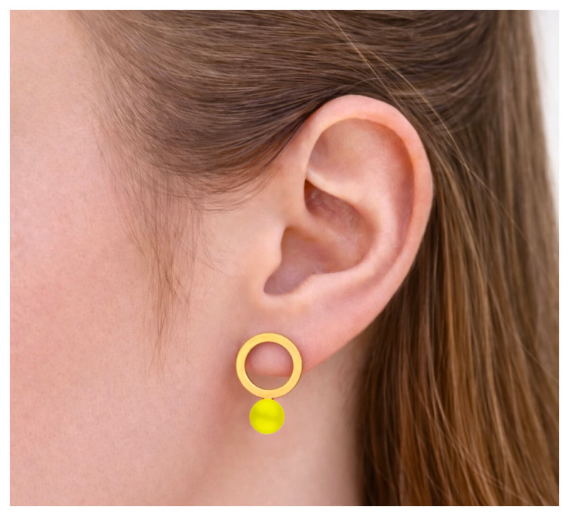 Ohrring von AMALA Doll Up Sister mit goldenem Ring und gelber Neonperle, getragen am Ohr.