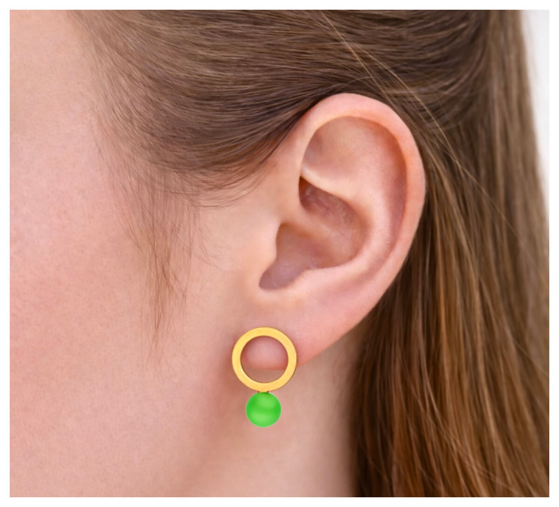 Ohrring von AMALA Doll Up Sister mit goldenem Ring und grüner Neonperle, getragen am Ohr.