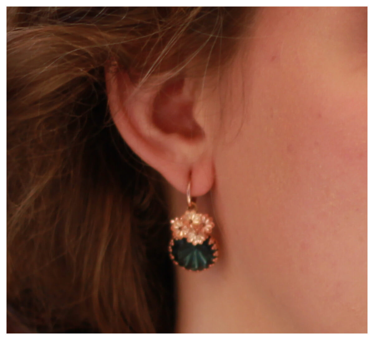 Ohransicht mit getragenen Ohrhängern „Dusty Rose“ mit 750er Goldauflage und dunkelblauem Stein.