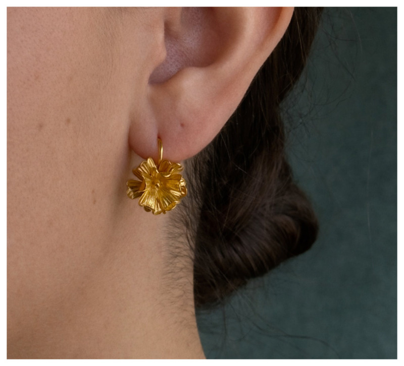 Roselle Ohrring in Gold am Ohr getragen, florales Design mit strukturierter Blütenform