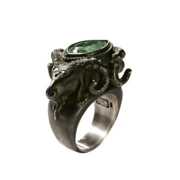 Doppelkopf-Widderring aus geschwärztem Silber mit Edelstein von AMALA