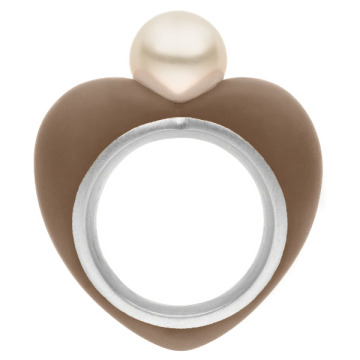 Herzring aus 935 Silber mit farbigem Kunstharz-Korpus und strahlend weißer Süßwasserperle – moderner Designklassiker von AMALA.