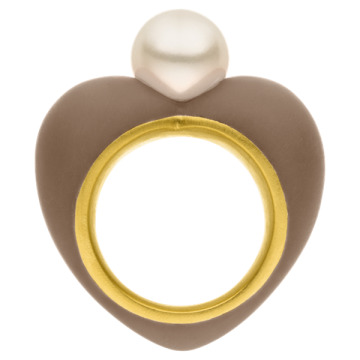 Herzring aus 935 Silber, 750er goldgelbplattiert, mit farbigem Kunstharz-Korpus und strahlend weißer Süßwasserperle – moderner Designklassiker von AMALA.