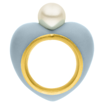 Herzring aus 935 Silber, 750er goldgelbplattiert, mit farbigem Kunstharz-Korpus und strahlend weißer Süßwasserperle – moderner Designklassiker von AMALA.