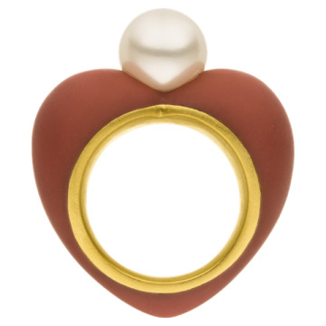 Herzring aus 935 Silber, 750er goldgelbplattiert, mit farbigem Kunstharz-Korpus und strahlend weißer Süßwasserperle – moderner Designklassiker von AMALA.