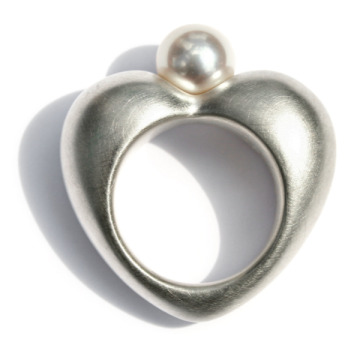 Herzring aus Silber 935 mit weißer Zuchtperle – ein moderner Designklassiker von AMALA.