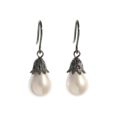 Ohrhänger von AMALA-Noir mit Perldropfen