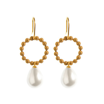 Blossom Allure Ohrringe, 18k Gelbgold-Plattierung, Perltropfen, Blüten-Design, von Doll Up Sister