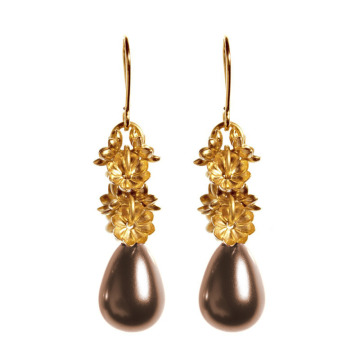 Flower Garland Ohrringe, 18k Gelbgold-Plattierung, Perltropfen, Blüten-Design, von Doll Up Sister