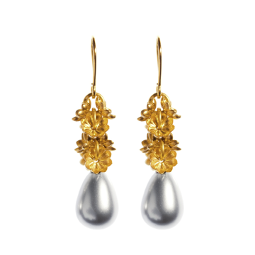 Flower Garland Ohrringe, 18k Gelbgold-Plattierung, Perltropfen, Blüten-Design, von Doll Up Sister