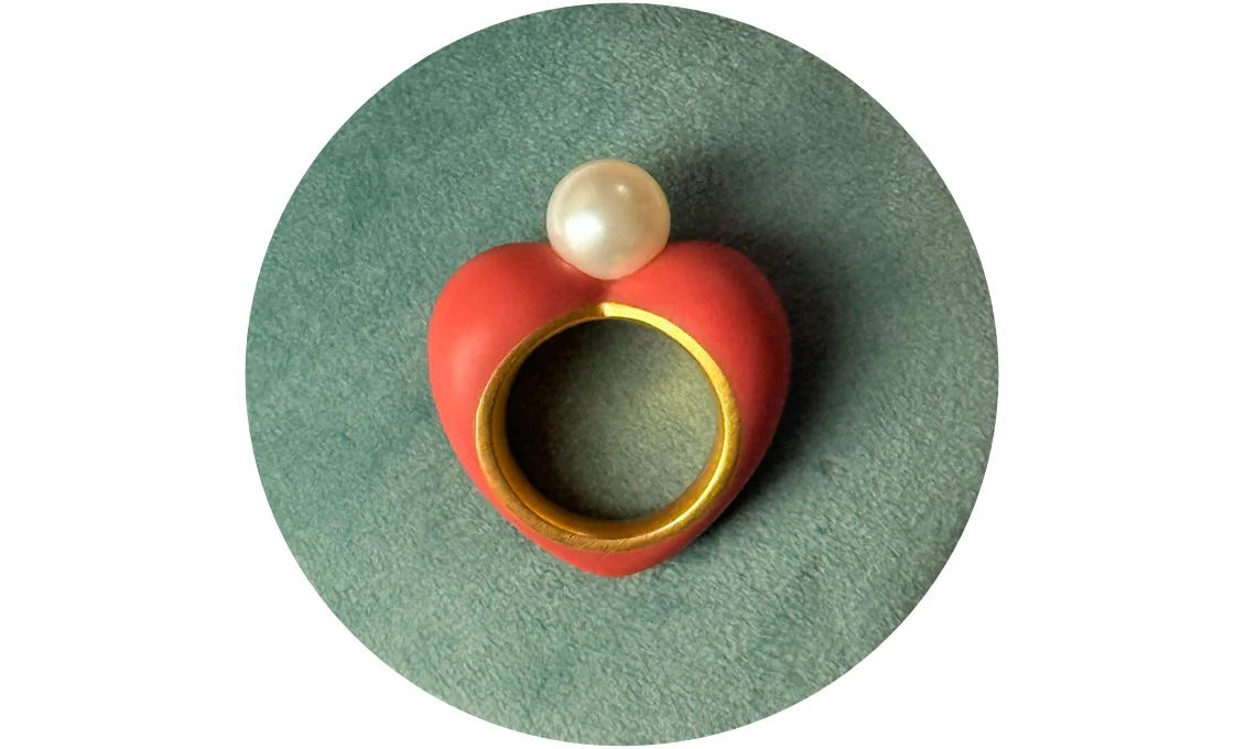 Ringe ansehen Herzring mit Perle auf hellblauem Hintergrund