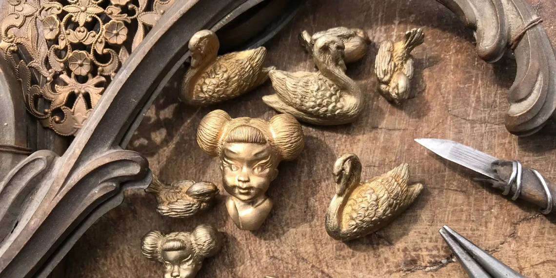 Werkstattimpressionen aus dem AMALA Atelier mit historischen Ornamenten, Schmuckelementen und traditionellen Goldschmiedewerkzeugen